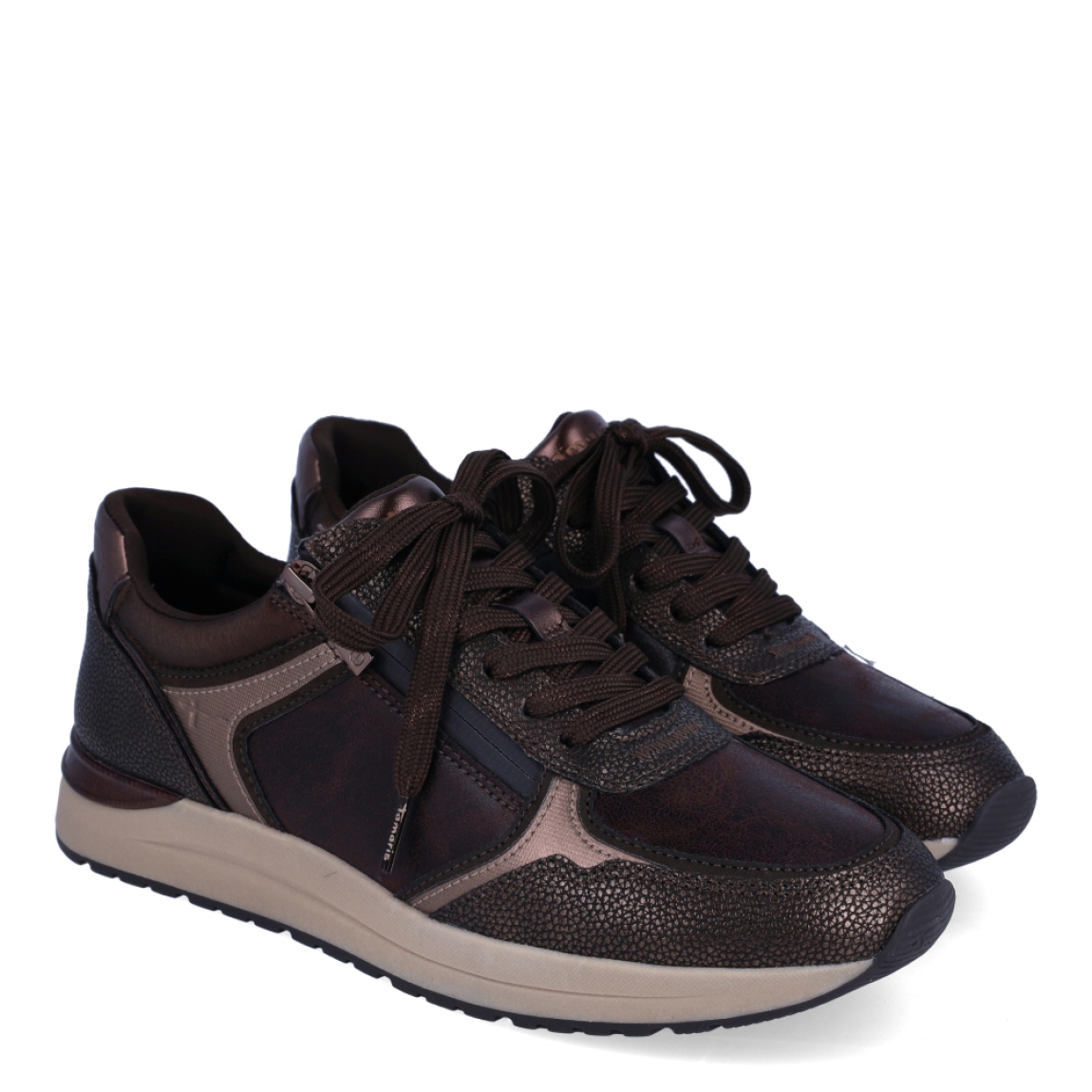 Deportivas urbanas de la marca Tamaris, modelo SIENA. Diseñadas en una sofisticada combinación de texturas en tonos marrón chocolate, bronce y detalles metalizados, destacan por su práctica cremallera lateral para un calce rápido y cómodo.Incorporan plantilla extraíble acolchada de alto confort—ideal para sustituir por plantilla ortopédica—y una ligera suela de goma con entresuela beige y refuerzo en el talón para máxima estabilidad. Elevan al instante conjuntos con tejanos anchos y gabardina clásica, pantalones de punto o estilismos monocromáticos en tonos tierra. ¡El equilibrio perfecto entre tendencia urbana y comodidad diaria!