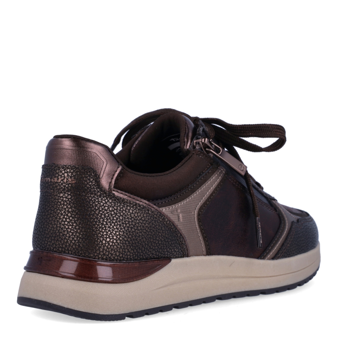 Deportivas urbanas de la marca Tamaris, modelo SIENA. Diseñadas en una sofisticada combinación de texturas en tonos marrón chocolate, bronce y detalles metalizados, destacan por su práctica cremallera lateral para un calce rápido y cómodo.Incorporan plantilla extraíble acolchada de alto confort—ideal para sustituir por plantilla ortopédica—y una ligera suela de goma con entresuela beige y refuerzo en el talón para máxima estabilidad. Elevan al instante conjuntos con tejanos anchos y gabardina clásica, pantalones de punto o estilismos monocromáticos en tonos tierra. ¡El equilibrio perfecto entre tendencia urbana y comodidad diaria!