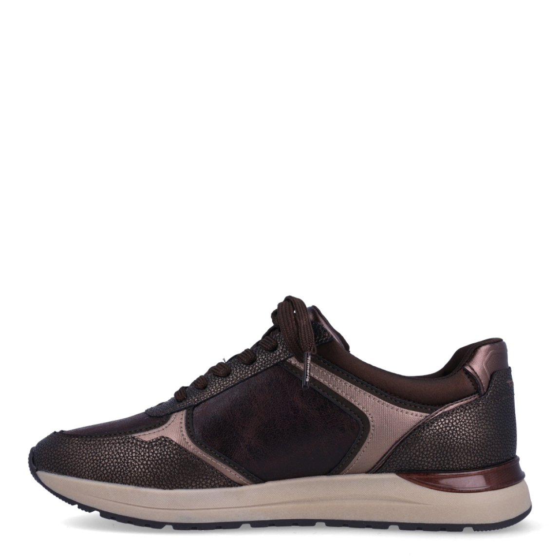 Deportivas urbanas de la marca Tamaris, modelo SIENA. Diseñadas en una sofisticada combinación de texturas en tonos marrón chocolate, bronce y detalles metalizados, destacan por su práctica cremallera lateral para un calce rápido y cómodo.Incorporan plantilla extraíble acolchada de alto confort—ideal para sustituir por plantilla ortopédica—y una ligera suela de goma con entresuela beige y refuerzo en el talón para máxima estabilidad. Elevan al instante conjuntos con tejanos anchos y gabardina clásica, pantalones de punto o estilismos monocromáticos en tonos tierra. ¡El equilibrio perfecto entre tendencia urbana y comodidad diaria!