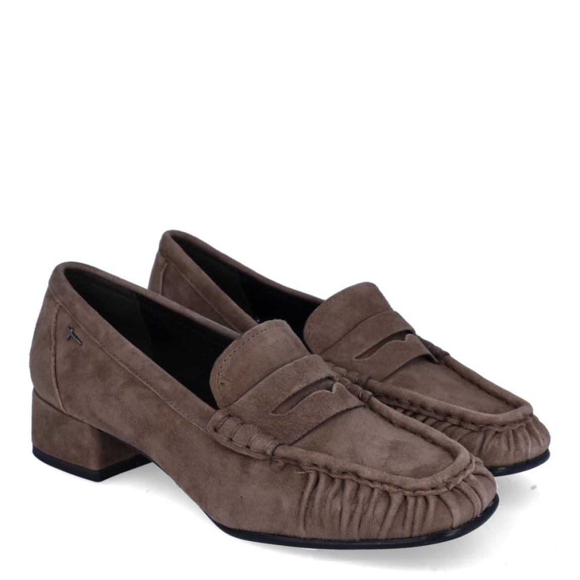 Zapatos estilo mocasín de tacón de la marca Tamaris, modelo JASPER. Confeccionados en suave piel de ante en un elegante tono taupe, destacan por su diseño clásico con detalle de tira sobre el empeine y puntera cuadrada con sutiles fruncidos. Incorporan una plantilla interior acolchada de alto confort que amortigua la pisada y un cómodo tacón bloque de 3 cm con suela de goma flexible, ideal para estilizar con total estabilidad. Perfectos para combinar con pantalones de vestir, faldas midi o tejanos anchos con blazer para conseguir un estilismo impecable y en tendencia. ¡El básico refinado y cómodo para elevar tus looks de diario y de oficina!