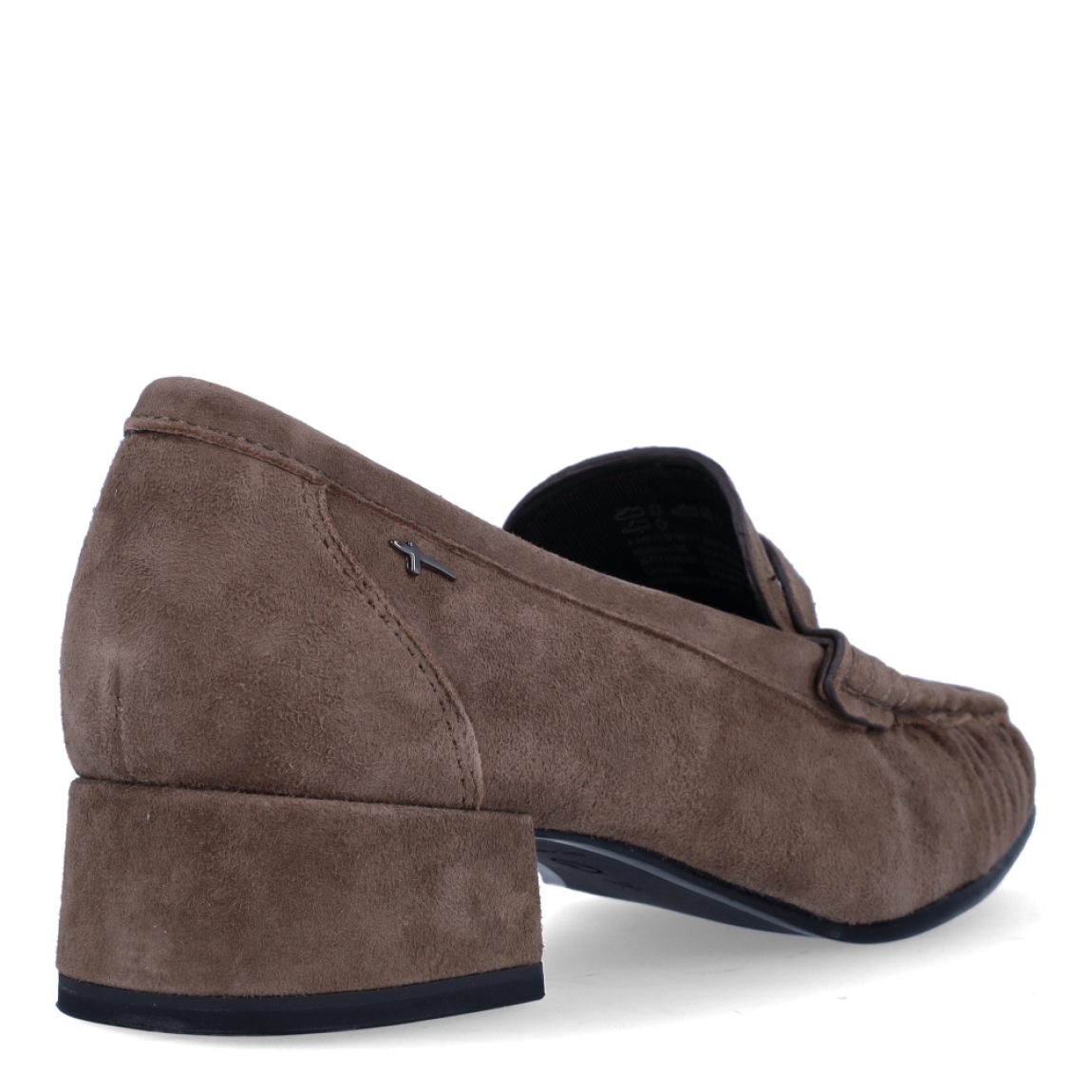 Zapatos estilo mocasín de tacón de la marca Tamaris, modelo JASPER. Confeccionados en suave piel de ante en un elegante tono taupe, destacan por su diseño clásico con detalle de tira sobre el empeine y puntera cuadrada con sutiles fruncidos. Incorporan una plantilla interior acolchada de alto confort que amortigua la pisada y un cómodo tacón bloque de 3 cm con suela de goma flexible, ideal para estilizar con total estabilidad. Perfectos para combinar con pantalones de vestir, faldas midi o tejanos anchos con blazer para conseguir un estilismo impecable y en tendencia. ¡El básico refinado y cómodo para elevar tus looks de diario y de oficina!