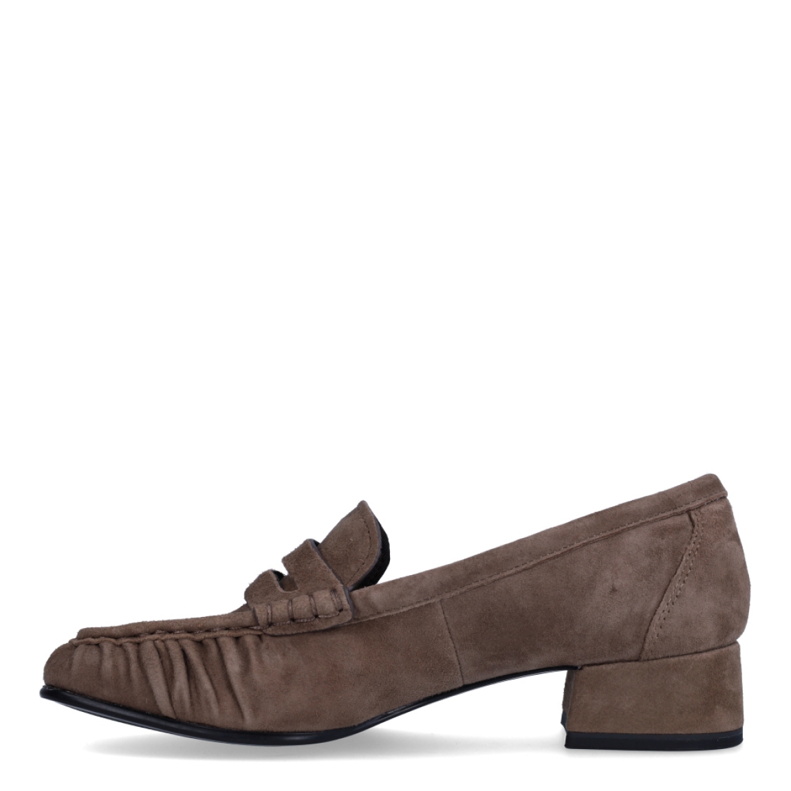 Zapatos estilo mocasín de tacón de la marca Tamaris, modelo JASPER. Confeccionados en suave piel de ante en un elegante tono taupe, destacan por su diseño clásico con detalle de tira sobre el empeine y puntera cuadrada con sutiles fruncidos. Incorporan una plantilla interior acolchada de alto confort que amortigua la pisada y un cómodo tacón bloque de 3 cm con suela de goma flexible, ideal para estilizar con total estabilidad. Perfectos para combinar con pantalones de vestir, faldas midi o tejanos anchos con blazer para conseguir un estilismo impecable y en tendencia. ¡El básico refinado y cómodo para elevar tus looks de diario y de oficina!