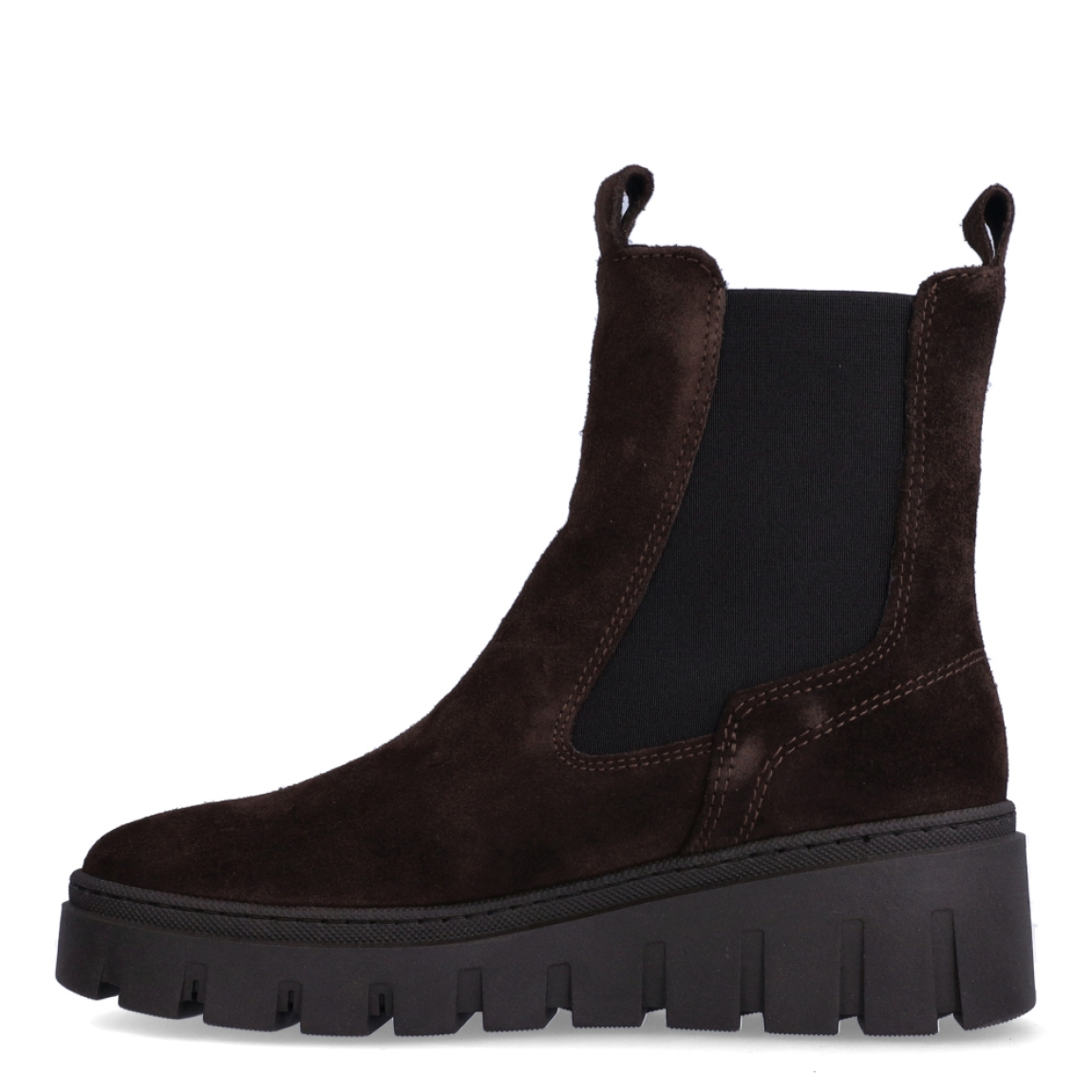 Botines estilo chelsea de la marca Tamaris, modelo BRUN. Confeccionados en suave piel de ante en un intenso tono marrón chocolate, presentan caña media con dobles tiradores y amplios paneles elásticos laterales para un calce rápido y flexible. Incorporan plantilla interior acolchada de alto confort y una ligera suela dentada con cómoda cuña de 2 cm, perfecta para aislar del frío y brindar máxima estabilidad en cada pisada. Ideales para llevar con pantalones de vestir, vestidos midi fluidos con abrigo estructurado o tejanos anchos. ¡El botín todoterreno imprescindible para vestir con estilo y confort todo el invierno!