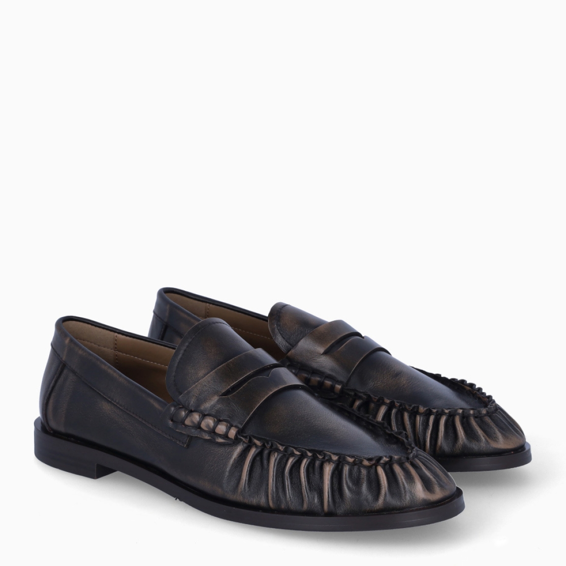 Mocasines Itse Lou. Eleva tu estilo con la tendencia brushed leather más atrevida de la temporada. Mocasines confeccionados en piel marrón de máxima calidad con efecto desgastado, estilo aviador. Estos mocasines destacan por su efecto vintage y cosido a mano de la punta, con un acabado ultra suave. Diseñados para amantes de la moda que no renuncian a la comodidad: ligeros, flexibles e impecables para el día a día.