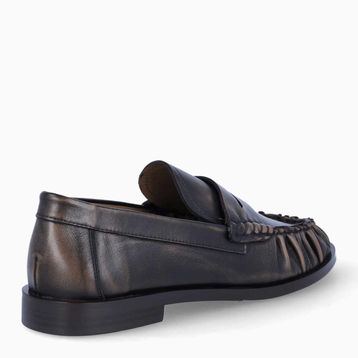 Mocasines Itse Lou. Eleva tu estilo con la tendencia brushed leather más atrevida de la temporada. Mocasines confeccionados en piel marrón de máxima calidad con efecto desgastado, estilo aviador. Estos mocasines destacan por su efecto vintage y cosido a mano de la punta, con un acabado ultra suave. Diseñados para amantes de la moda que no renuncian a la comodidad: ligeros, flexibles e impecables para el día a día.