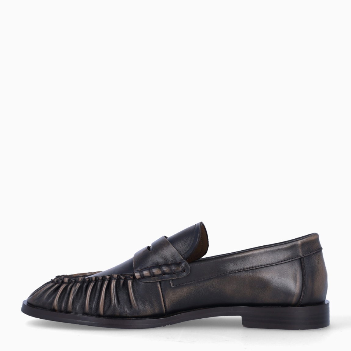 Mocasines Itse Lou. Eleva tu estilo con la tendencia brushed leather más atrevida de la temporada. Mocasines confeccionados en piel marrón de máxima calidad con efecto desgastado, estilo aviador. Estos mocasines destacan por su efecto vintage y cosido a mano de la punta, con un acabado ultra suave. Diseñados para amantes de la moda que no renuncian a la comodidad: ligeros, flexibles e impecables para el día a día.