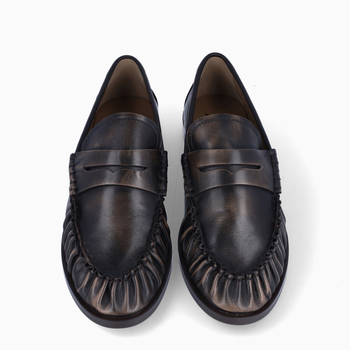 Mocasines Itse Lou. Eleva tu estilo con la tendencia brushed leather más atrevida de la temporada. Mocasines confeccionados en piel marrón de máxima calidad con efecto desgastado, estilo aviador. Estos mocasines destacan por su efecto vintage y cosido a mano de la punta, con un acabado ultra suave. Diseñados para amantes de la moda que no renuncian a la comodidad: ligeros, flexibles e impecables para el día a día.