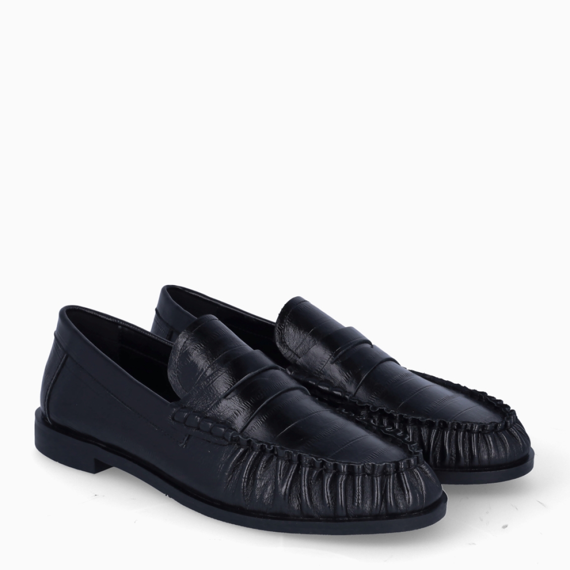 Mocasines Itse Lou. Eleva tu estilo con la tendencia eel print más sofisticada de la temporada. Mocasines confeccionados en piel negra de máxima calidad. Estos mocasines destacan por su textura y cosido a mano de la punta, con un acabado ultra suave. Diseñados para amantes de la moda que no renuncian a la comodidad: ligeros, flexibles e impecables para el día a día.