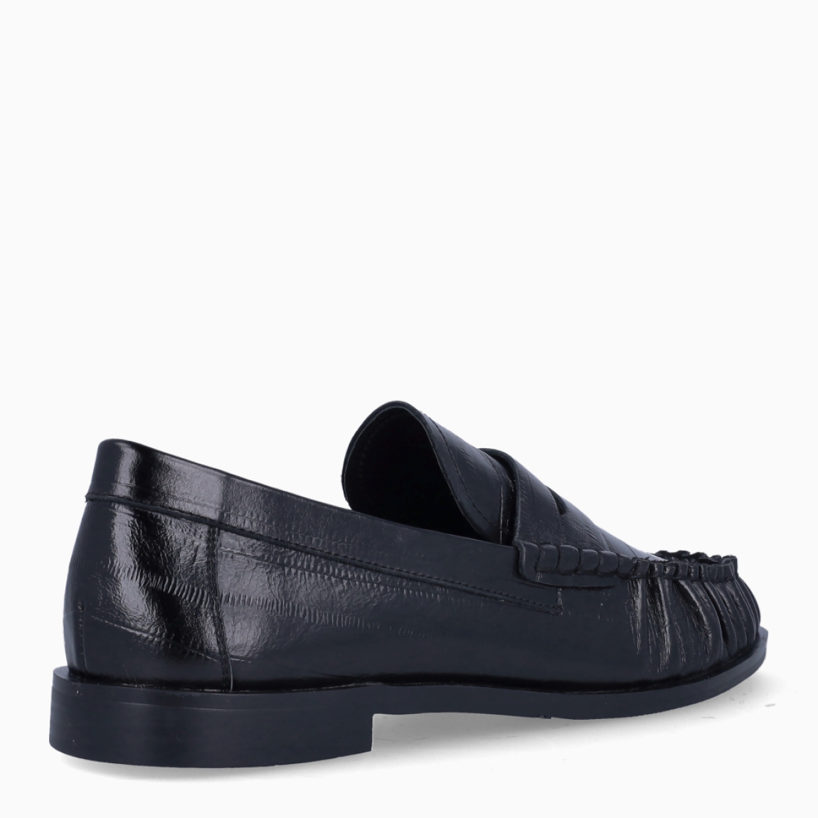 Mocasines Itse Lou. Eleva tu estilo con la tendencia eel print más sofisticada de la temporada. Mocasines confeccionados en piel negra de máxima calidad. Estos mocasines destacan por su textura y cosido a mano de la punta, con un acabado ultra suave. Diseñados para amantes de la moda que no renuncian a la comodidad: ligeros, flexibles e impecables para el día a día.