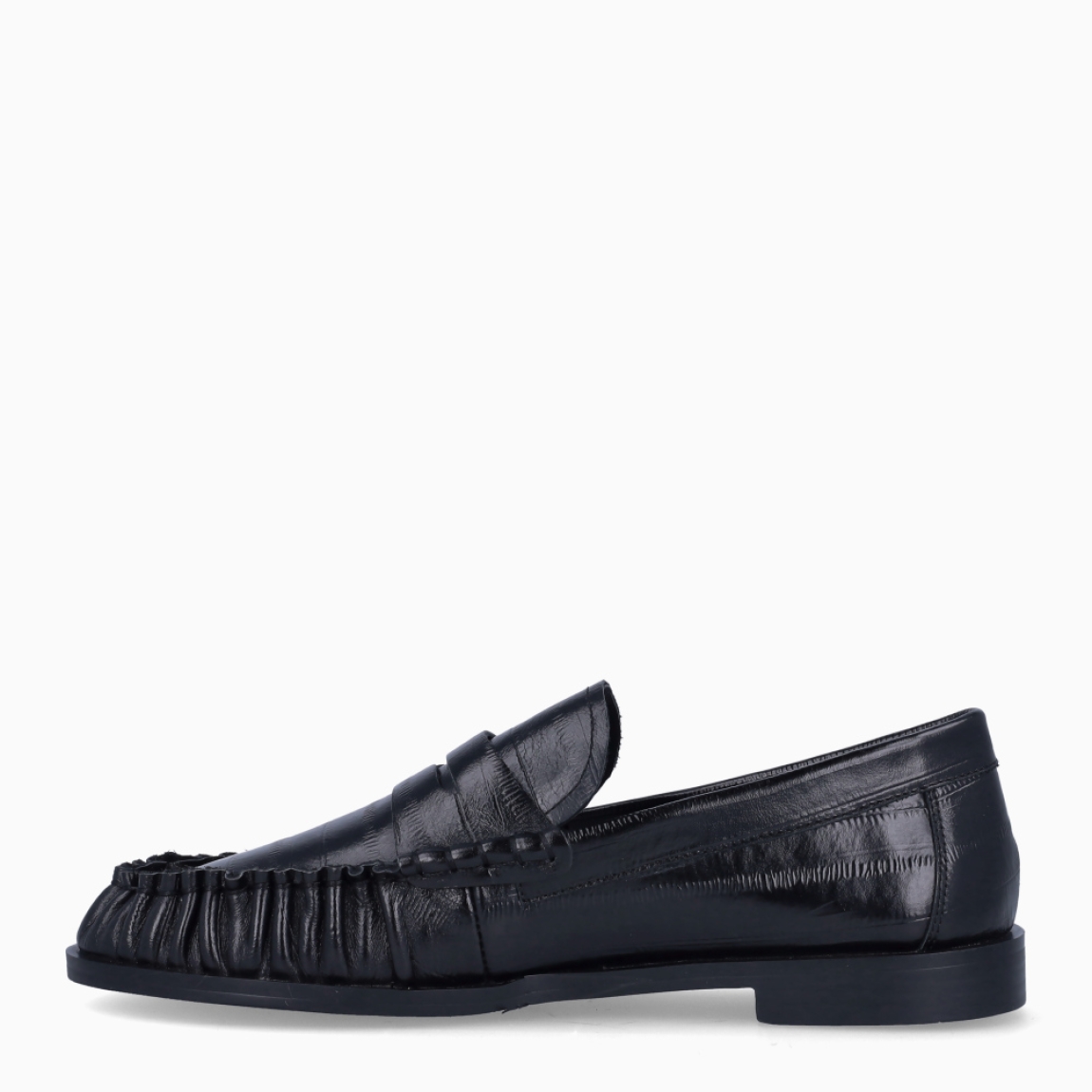 Mocasines Itse Lou. Eleva tu estilo con la tendencia eel print más sofisticada de la temporada. Mocasines confeccionados en piel negra de máxima calidad. Estos mocasines destacan por su textura y cosido a mano de la punta, con un acabado ultra suave. Diseñados para amantes de la moda que no renuncian a la comodidad: ligeros, flexibles e impecables para el día a día.