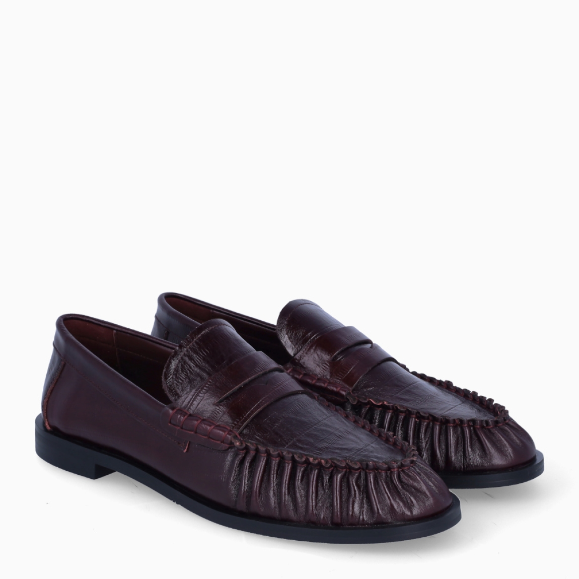 Mocasines Itse Lou. Eleva tu estilo con la tendencia eel print más sofisticada de la temporada. Mocasines confeccionados en piel burdeos de máxima calidad. Estos mocasines destacan por su textura y cosido a mano de la punta, con un acabado ultra suave. Diseñados para amantes de la moda que se atreven con los colores de la temporada y que no renuncian a la comodidad: ligeros, flexibles e impecables para el día a día.