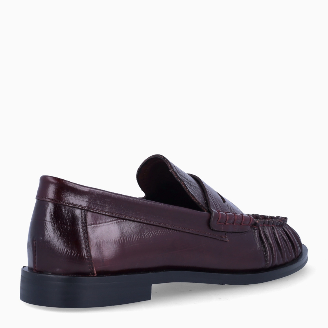 Mocasines Itse Lou. Eleva tu estilo con la tendencia eel print más sofisticada de la temporada. Mocasines confeccionados en piel burdeos de máxima calidad. Estos mocasines destacan por su textura y cosido a mano de la punta, con un acabado ultra suave. Diseñados para amantes de la moda que se atreven con los colores de la temporada y que no renuncian a la comodidad: ligeros, flexibles e impecables para el día a día.