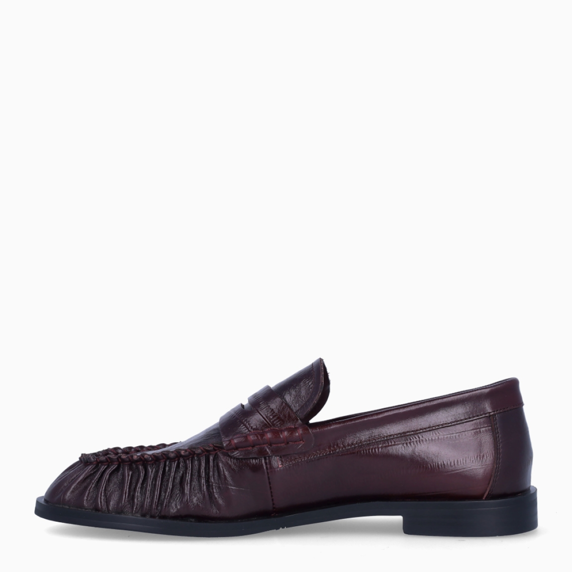 Mocasines Itse Lou. Eleva tu estilo con la tendencia eel print más sofisticada de la temporada. Mocasines confeccionados en piel burdeos de máxima calidad. Estos mocasines destacan por su textura y cosido a mano de la punta, con un acabado ultra suave. Diseñados para amantes de la moda que se atreven con los colores de la temporada y que no renuncian a la comodidad: ligeros, flexibles e impecables para el día a día.