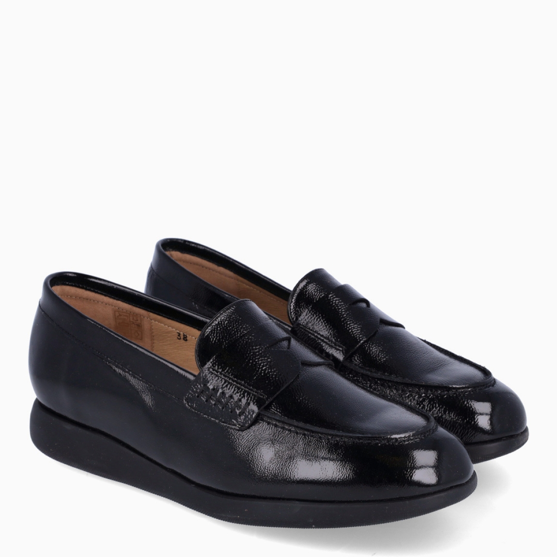 Mocasines confort de la marca Pie Santo, modelo VIENA. Confeccionados en piel con un sofisticado acabado en charol grabado negro de primera calidad, destacan por su antifaz clásico y su diseño atemporal perfecto para cualquier ocasión. Pensados especialmente para pies delicados o que precisan el uso de plantillas ortopédicas, incorporan una plantilla anatómica extraíble de piel perforada, altamente transpirable y acolchada para garantizar máxima comodidad y descanso. Su piso de goma ligera con sutil cuña absorbe los impactos al caminar, aportando estabilidad, flexibilidad y un agarre seguro durante todo el día. ¡La unión perfecta entre confort terapéutico y elegancia de diario!
