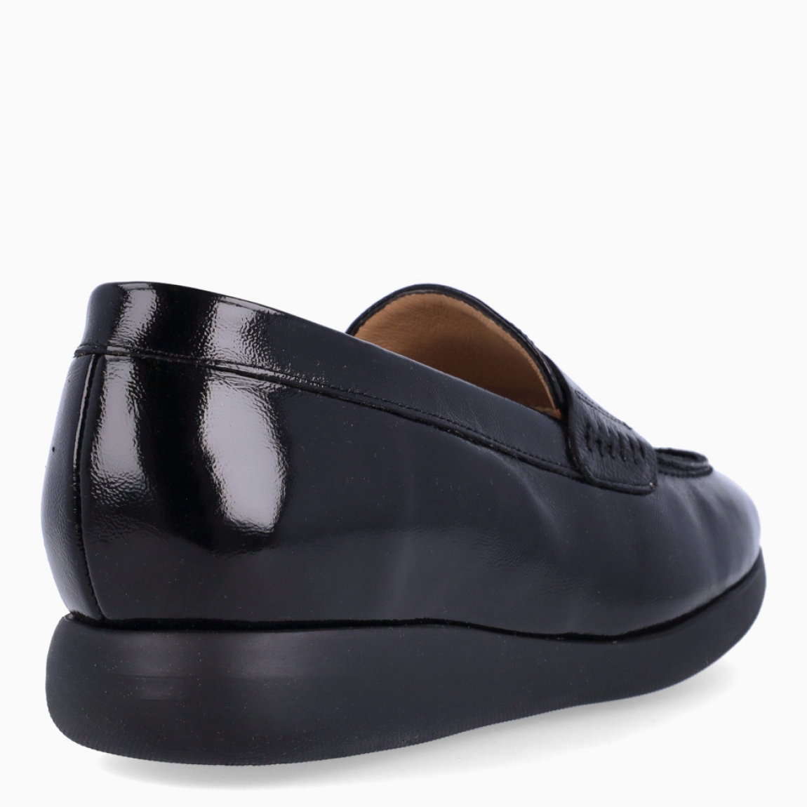Mocasines confort de la marca Pie Santo, modelo VIENA. Confeccionados en piel con un sofisticado acabado en charol grabado negro de primera calidad, destacan por su antifaz clásico y su diseño atemporal perfecto para cualquier ocasión. Pensados especialmente para pies delicados o que precisan el uso de plantillas ortopédicas, incorporan una plantilla anatómica extraíble de piel perforada, altamente transpirable y acolchada para garantizar máxima comodidad y descanso. Su piso de goma ligera con sutil cuña absorbe los impactos al caminar, aportando estabilidad, flexibilidad y un agarre seguro durante todo el día. ¡La unión perfecta entre confort terapéutico y elegancia de diario!