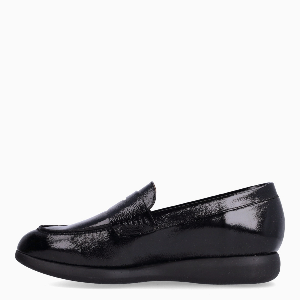 Mocasines confort de la marca Pie Santo, modelo VIENA. Confeccionados en piel con un sofisticado acabado en charol grabado negro de primera calidad, destacan por su antifaz clásico y su diseño atemporal perfecto para cualquier ocasión. Pensados especialmente para pies delicados o que precisan el uso de plantillas ortopédicas, incorporan una plantilla anatómica extraíble de piel perforada, altamente transpirable y acolchada para garantizar máxima comodidad y descanso. Su piso de goma ligera con sutil cuña absorbe los impactos al caminar, aportando estabilidad, flexibilidad y un agarre seguro durante todo el día. ¡La unión perfecta entre confort terapéutico y elegancia de diario!