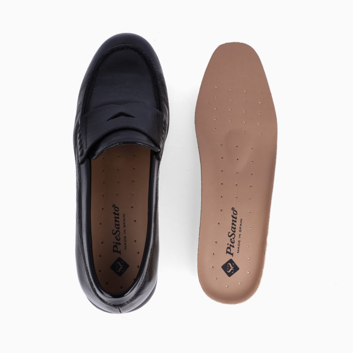 Mocasines confort de la marca Pie Santo, modelo VIENA. Confeccionados en piel con un sofisticado acabado en charol grabado negro de primera calidad, destacan por su antifaz clásico y su diseño atemporal perfecto para cualquier ocasión. Pensados especialmente para pies delicados o que precisan el uso de plantillas ortopédicas, incorporan una plantilla anatómica extraíble de piel perforada, altamente transpirable y acolchada para garantizar máxima comodidad y descanso. Su piso de goma ligera con sutil cuña absorbe los impactos al caminar, aportando estabilidad, flexibilidad y un agarre seguro durante todo el día. ¡La unión perfecta entre confort terapéutico y elegancia de diario!