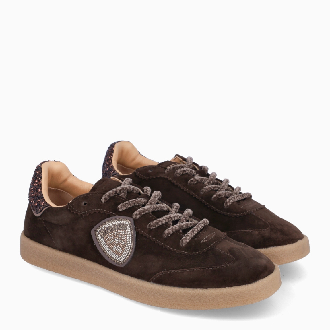 Deportivas de la marca Blauer, modelo AURORA04. Deportivas elaboradas en ante color marrón chocolate con detalle de logo escarchado en lado externo. Interior en pie color beig con plantilla acolchada para máxima comodidad. Deportivas Blauer AURORA04 con cierre de cordones a tono. Suela plana de goma. Deportivas Blauer AURORA04, complemento ideal para temporada, acompañará tus looks con estilo!