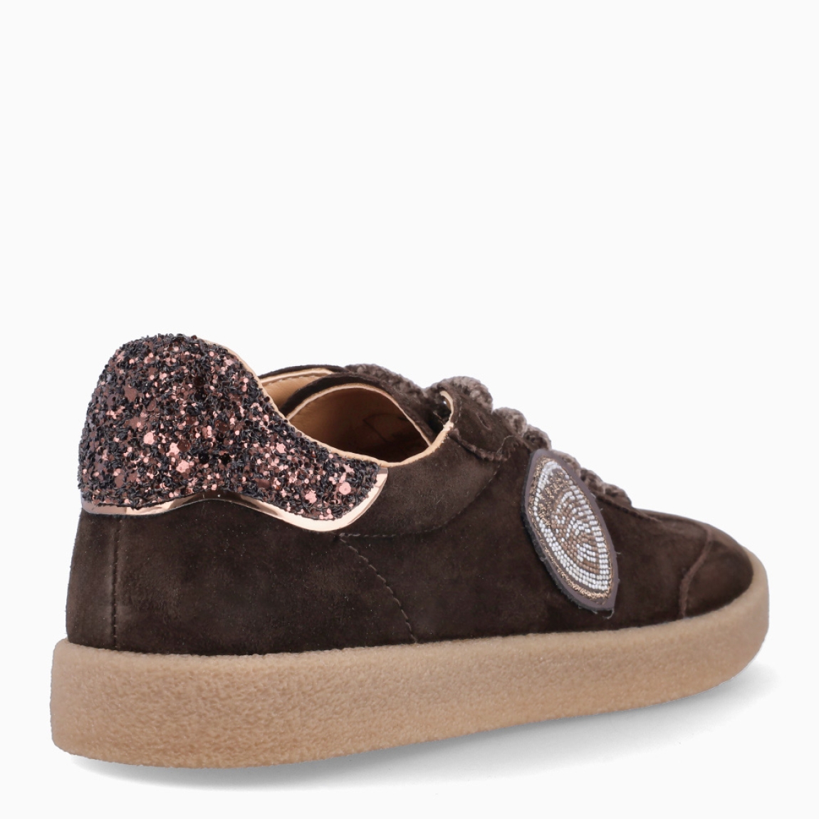 Deportivas de la marca Blauer, modelo AURORA04. Deportivas elaboradas en ante color marrón chocolate con detalle de logo escarchado en lado externo. Interior en pie color beig con plantilla acolchada para máxima comodidad. Deportivas Blauer AURORA04 con cierre de cordones a tono. Suela plana de goma. Deportivas Blauer AURORA04, complemento ideal para temporada, acompañará tus looks con estilo!
