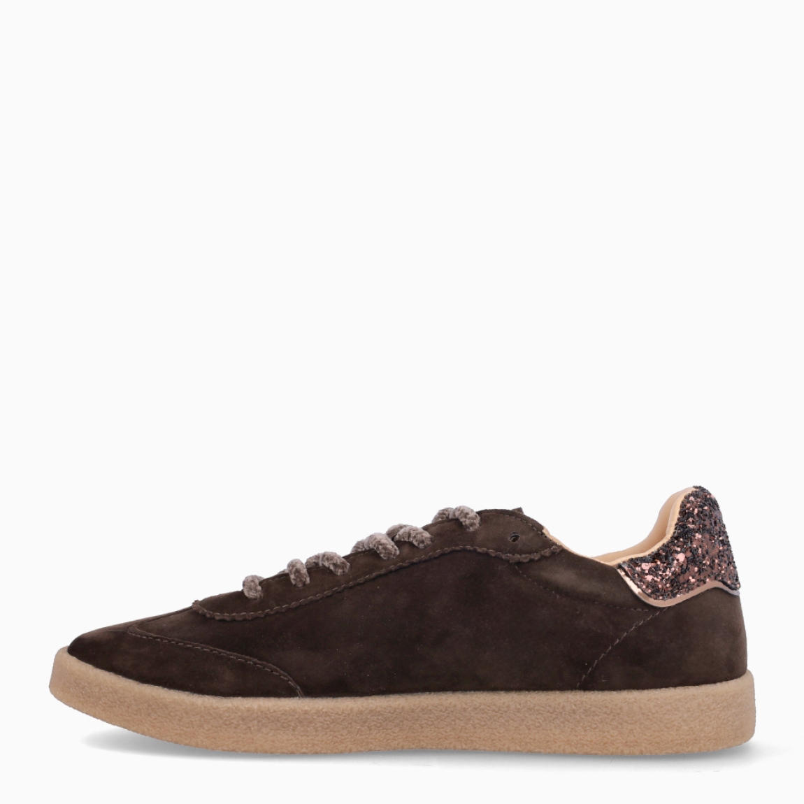 Deportivas de la marca Blauer, modelo AURORA04. Deportivas elaboradas en ante color marrón chocolate con detalle de logo escarchado en lado externo. Interior en pie color beig con plantilla acolchada para máxima comodidad. Deportivas Blauer AURORA04 con cierre de cordones a tono. Suela plana de goma. Deportivas Blauer AURORA04, complemento ideal para temporada, acompañará tus looks con estilo!
