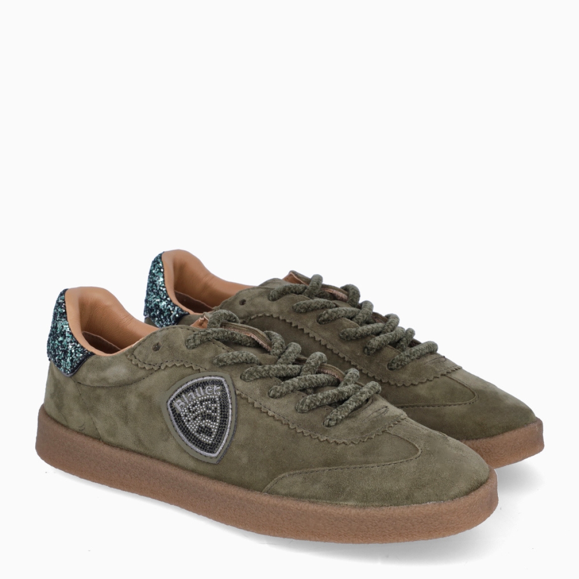 Deportivas de la marca Blauer, modelo AURORA04. Deportivas elaboradas en ante color kaki con detalle de logo escarchado en lado externo. Interior en pie color beig con plantilla acolchada para máxima comodidad. Deportivas Blauer AURORA04 con cierre de cordones a tono. Suela plana de goma. Deportivas Blauer AURORA04, complemento ideal para temporada, acompañará tus looks con estilo!