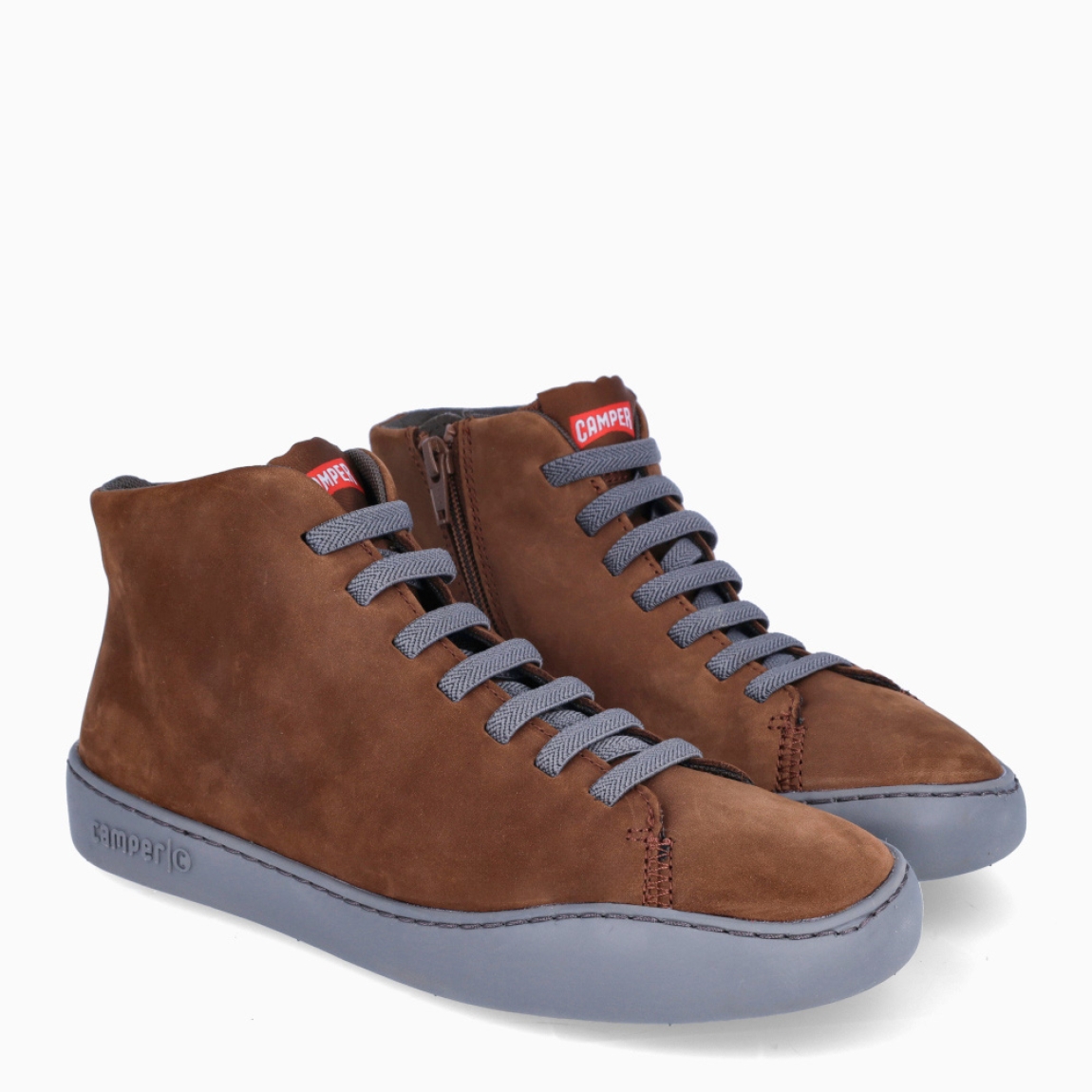 Botines clásicos de la marca Camper, modelo TOURING. Exterior en nobuc color cuero. Botines con cierre de cordones en pala color gris. Suela de goma plana. Estos botines Camper TOURING son complemento ideal para tu día a día!
