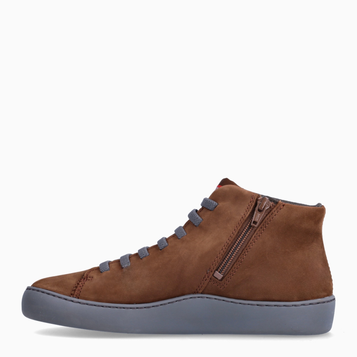 Botines clásicos de la marca Camper, modelo TOURING. Exterior en nobuc color cuero. Botines con cierre de cordones en pala color gris. Suela de goma plana. Estos botines Camper TOURING son complemento ideal para tu día a día!