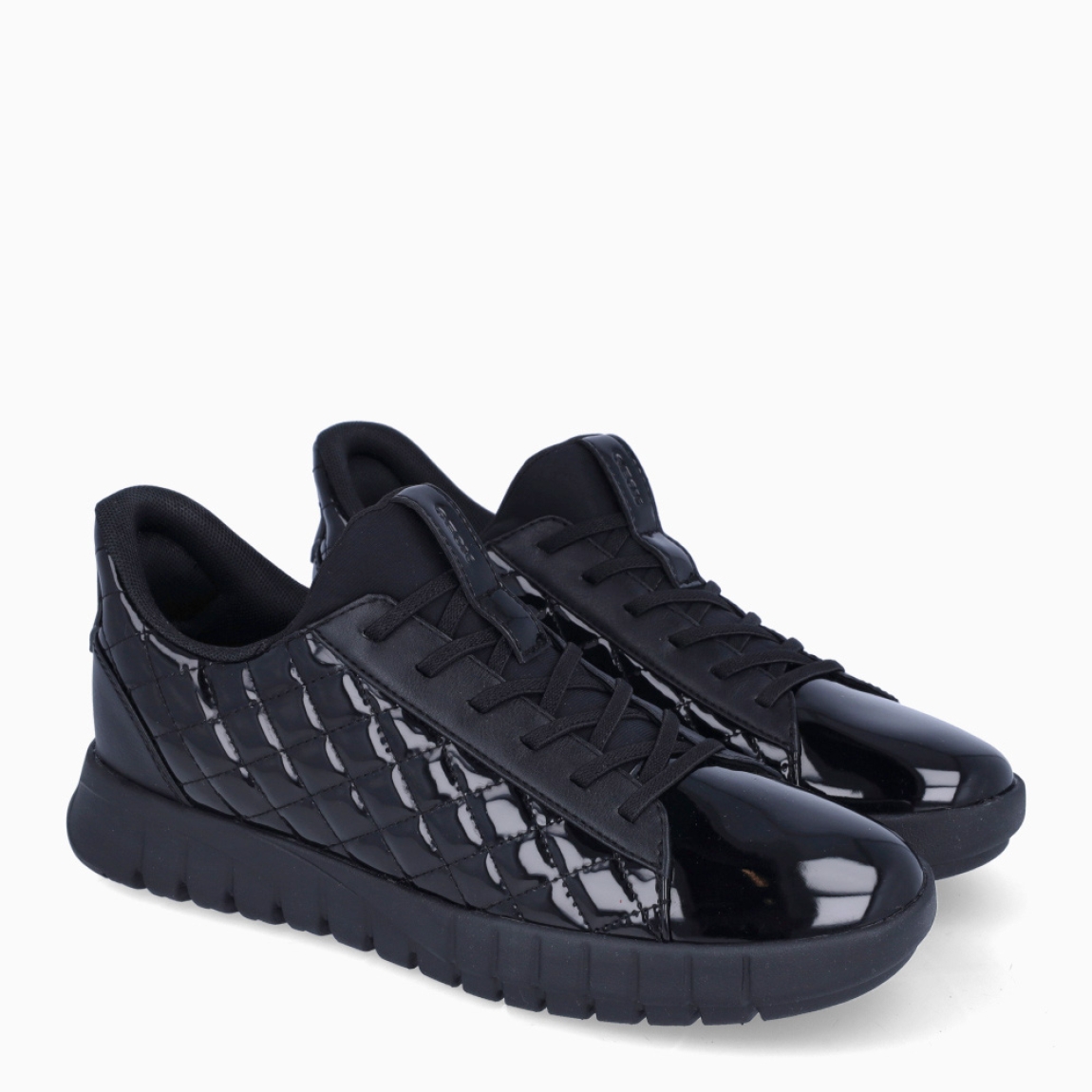 Deportivas de la marca GEOX, modelo D FLEXTRIDE PLUS. Deportivas en charol color negro con un panel lateral acolchado y acabado brillante. Deportivas con interior en piel negro con plantilla acolchada para máxima comodidad. Deportivas GEOX con cierre a cordones elásticos y suela dentada plana. Deportivas GEOX D FLEXTRIDE PLUS, ideal para ti!