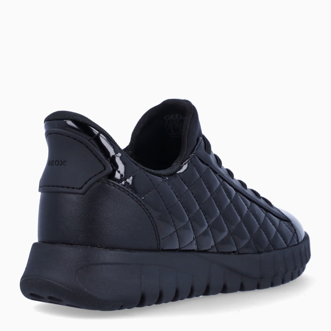Deportivas de la marca GEOX, modelo D FLEXTRIDE PLUS. Deportivas en charol color negro con un panel lateral acolchado y acabado brillante. Deportivas con interior en piel negro con plantilla acolchada para máxima comodidad. Deportivas GEOX con cierre a cordones elásticos y suela dentada plana. Deportivas GEOX D FLEXTRIDE PLUS, ideal para ti!