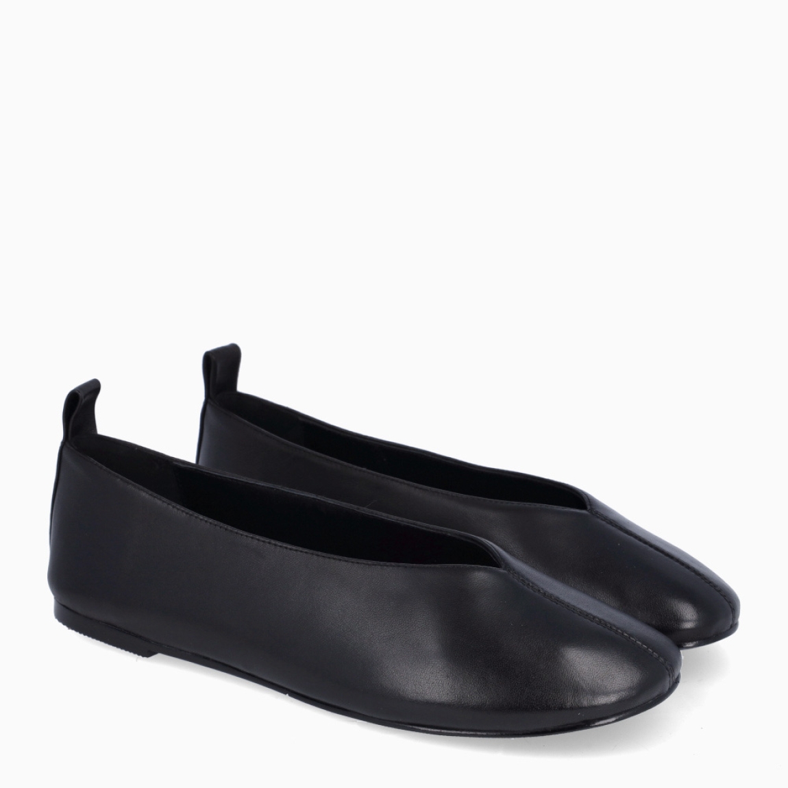 Bailarinas de la marca Itse, modelo LIBERA. Bailarinas elaboradas en piel color negro con efecto liso y con punta redonda. Bailarinas Itse clásicas con interior en piel, plantilla acolchada para máxima comodidad. Bailarinas Itse LIBERA con suela plana, ideal para llevarlas todo el día!
