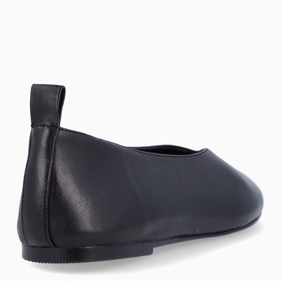 Bailarinas de la marca Itse, modelo LIBERA. Bailarinas elaboradas en piel color negro con efecto liso y con punta redonda. Bailarinas Itse clásicas con interior en piel, plantilla acolchada para máxima comodidad. Bailarinas Itse LIBERA con suela plana, ideal para llevarlas todo el día!