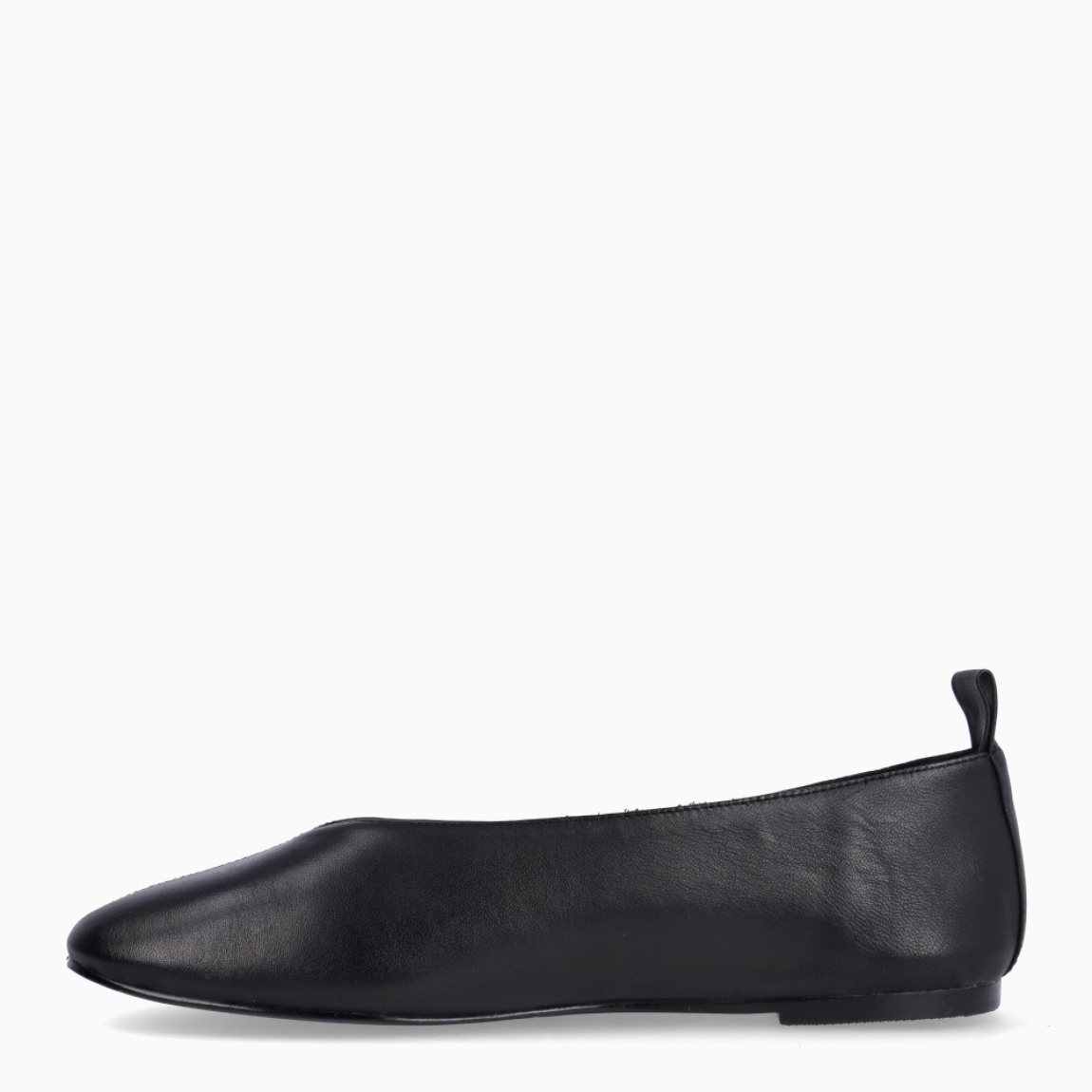 Bailarinas de la marca Itse, modelo LIBERA. Bailarinas elaboradas en piel color negro con efecto liso y con punta redonda. Bailarinas Itse clásicas con interior en piel, plantilla acolchada para máxima comodidad. Bailarinas Itse LIBERA con suela plana, ideal para llevarlas todo el día!
