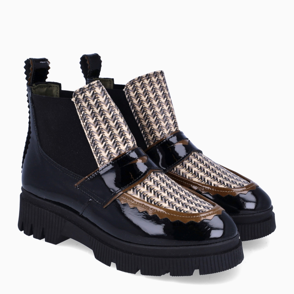 Botines de la marca Munné, modelo MAPI07. Botines elaborados en charol color negro con estampado en pala. Botines adaptables para el día a día, que brinda la mayor comodidad en cada paso. Botines Munné con cierre de gomas elástica y suela dentada plana. Estos botines Munné MAPI07 son ideales para ti!
