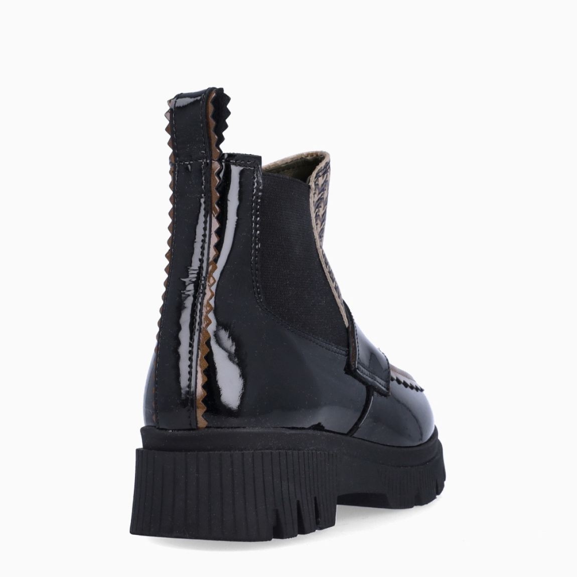 Botines de la marca Munné, modelo MAPI07. Botines elaborados en charol color negro con estampado en pala. Botines adaptables para el día a día, que brinda la mayor comodidad en cada paso. Botines Munné con cierre de gomas elástica y suela dentada plana. Estos botines Munné MAPI07 son ideales para ti!