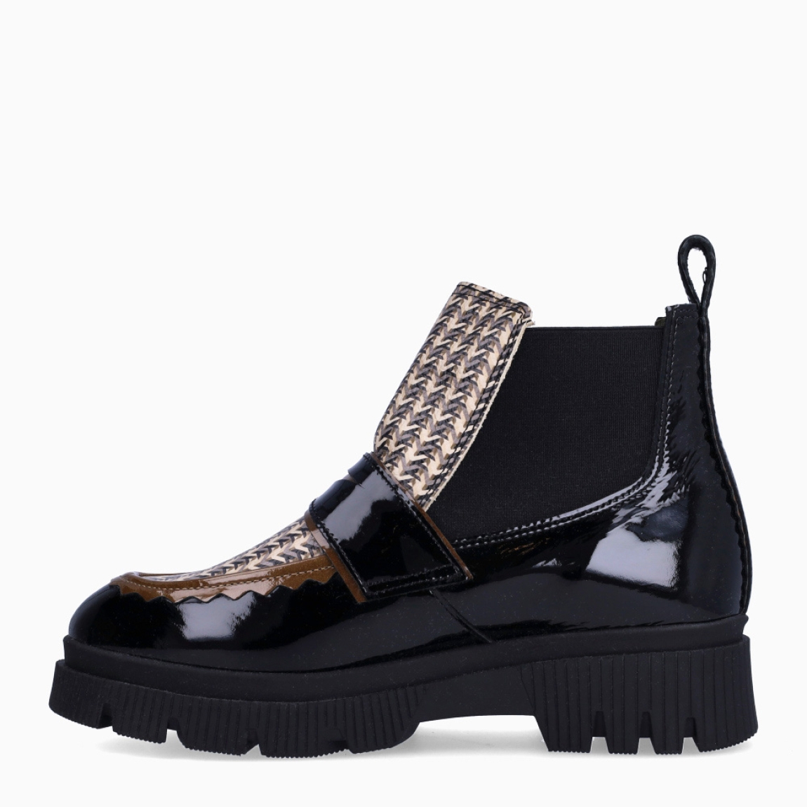 Botines de la marca Munné, modelo MAPI07. Botines elaborados en charol color negro con estampado en pala. Botines adaptables para el día a día, que brinda la mayor comodidad en cada paso. Botines Munné con cierre de gomas elástica y suela dentada plana. Estos botines Munné MAPI07 son ideales para ti!