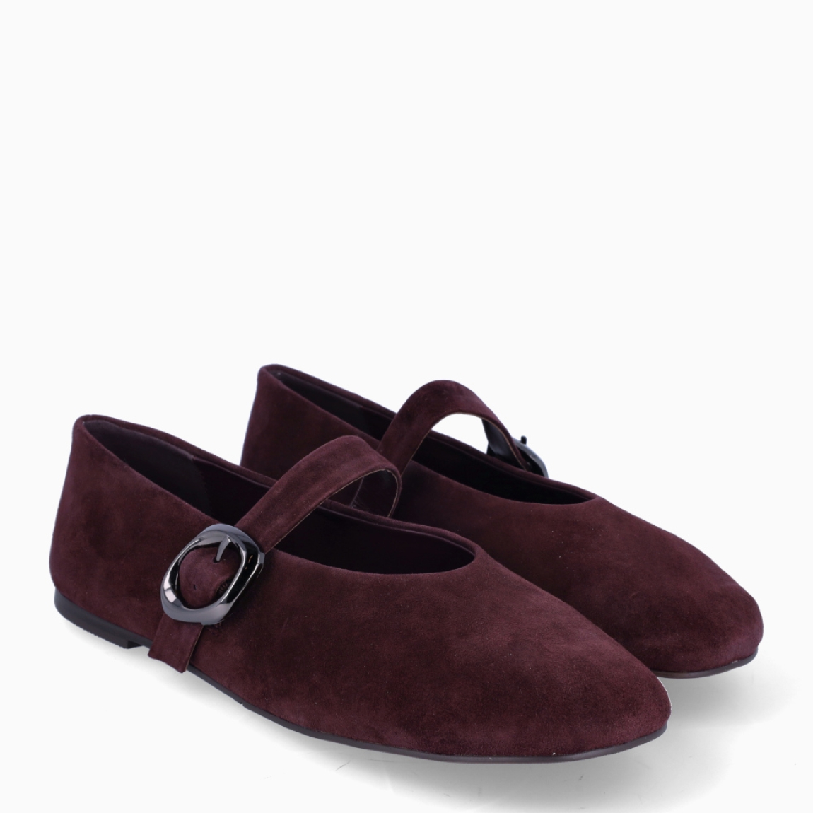 Merceditas de la marca Itse, modelo LABT. Exterior en ante color burdeos con puntera redonda. Interior en piel color burdeos. Cierre con hebilla coco en pala. Suela plana de goma. Estas merceditas Itse LABT son ideales para darle look, comodidad y estilo a tus looks de temporada!