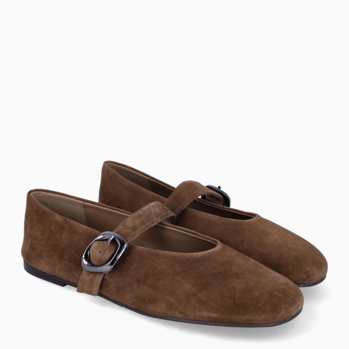 Merceditas de la marca Itse, modelo LABT. Exterior en ante color taupe con puntera redonda. Interior en piel color taupe. Cierre con hebilla coco en pala. Suela plana de goma. Estas merceditas Itse LABT son ideales para darle look, comodidad y estilo a tus looks de temporada!