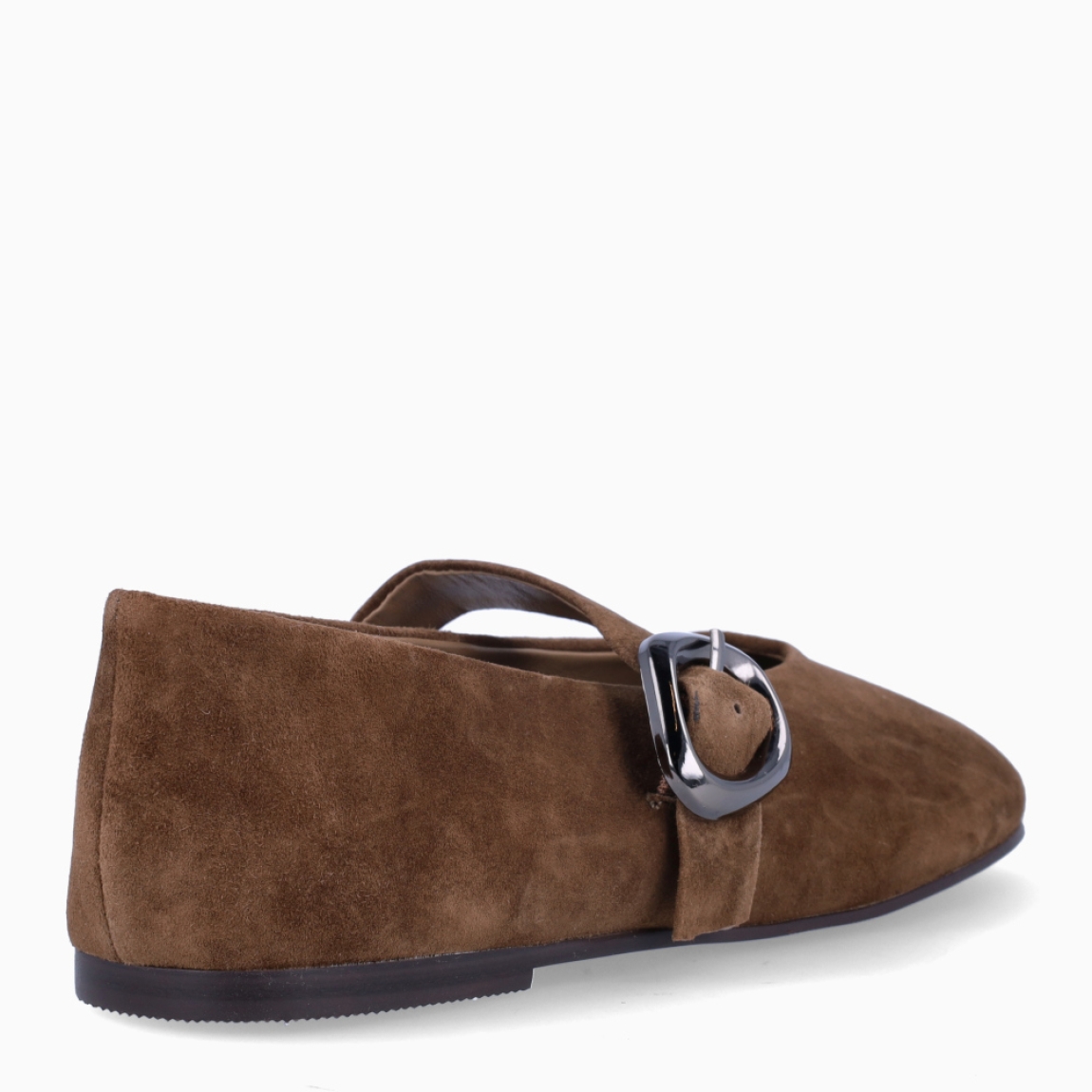 Merceditas de la marca Itse, modelo LABT. Exterior en ante color taupe con puntera redonda. Interior en piel color taupe. Cierre con hebilla coco en pala. Suela plana de goma. Estas merceditas Itse LABT son ideales para darle look, comodidad y estilo a tus looks de temporada!