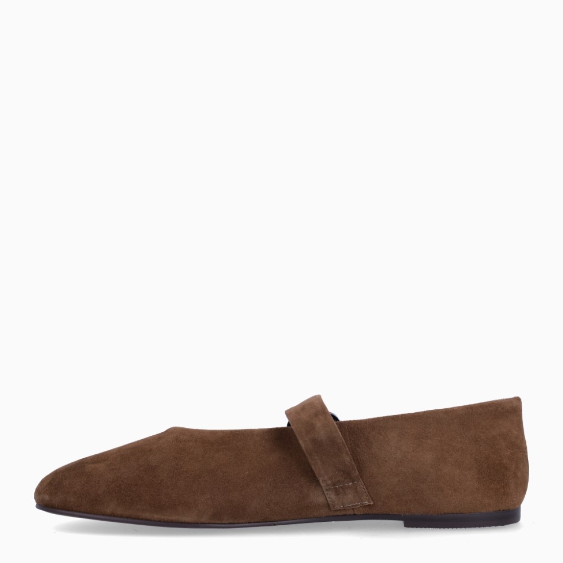 Merceditas de la marca Itse, modelo LABT. Exterior en ante color taupe con puntera redonda. Interior en piel color taupe. Cierre con hebilla coco en pala. Suela plana de goma. Estas merceditas Itse LABT son ideales para darle look, comodidad y estilo a tus looks de temporada!