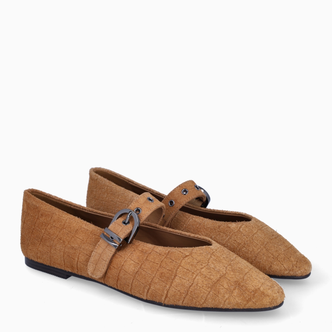 Merceditas de la marca Itse, modelo LABT. Exterior en ante color cuero con puntera redonda. Interior en piel color cuero. Cierre con hebilla coco en pala. Suela plana de goma. Estas merceditas Itse LABT son ideales para darle look, comodidad y estilo a tus looks de temporada!