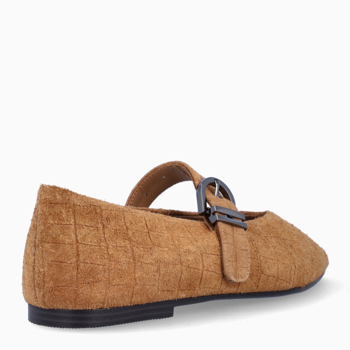 Merceditas de la marca Itse, modelo LABT. Exterior en ante color cuero con puntera redonda. Interior en piel color cuero. Cierre con hebilla coco en pala. Suela plana de goma. Estas merceditas Itse LABT son ideales para darle look, comodidad y estilo a tus looks de temporada!