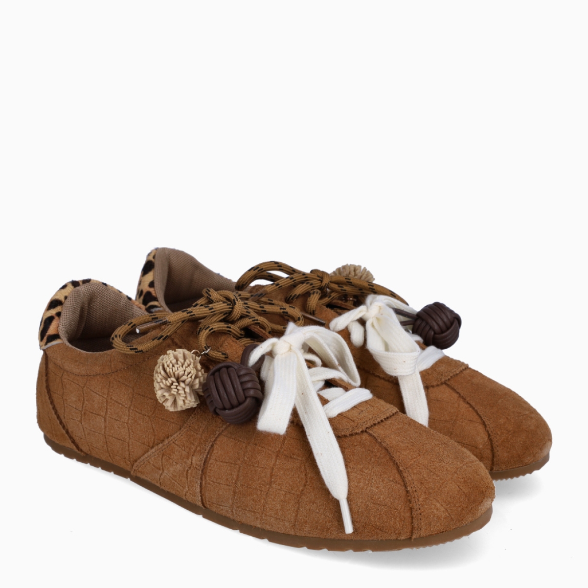 Deportivas de la marca Itse, modelo MUETTE. Deportivas elaboradas en ante color cuero con detalle de talón estampado animal print. Deportivas Itse con cordones y dos charms. Suela de goma y plana para garantizar la máxima comodidad. Deportivas Itse MUETTE, ideales para ti!