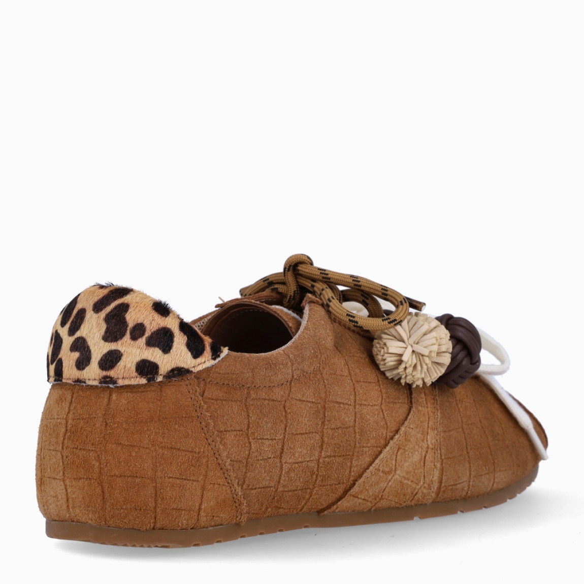 Deportivas de la marca Itse, modelo MUETTE. Deportivas elaboradas en ante color cuero con detalle de talón estampado animal print. Deportivas Itse con cordones y dos charms. Suela de goma y plana para garantizar la máxima comodidad. Deportivas Itse MUETTE, ideales para ti!