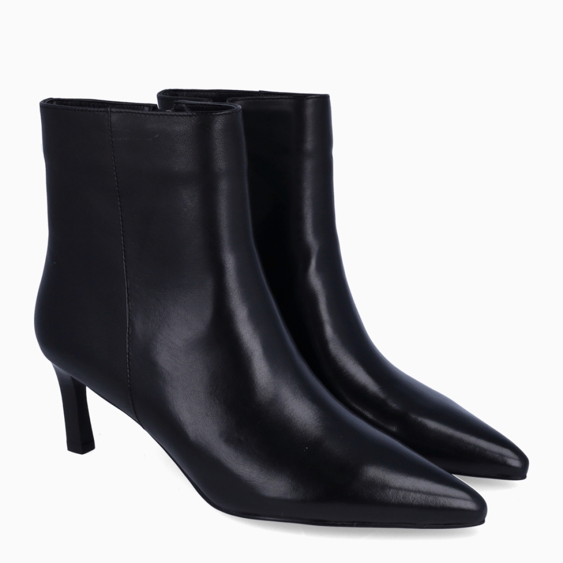 Botines de la marca Munné, modelo ARILA. Botines elaborados en napa color negro. Botines con punta lápiz y un tacón fino de 7cm de altura. Estos botines Munné tienen como cierre una cremallera. Botines Munné ARILA, son un complemento para tus looks con elegancia!