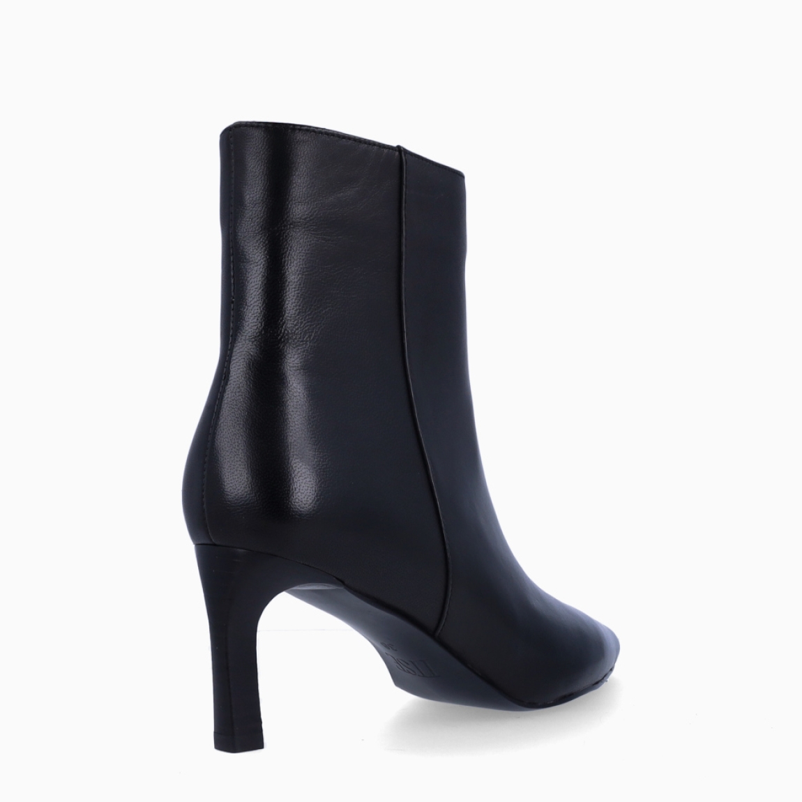 Botines de la marca Munné, modelo ARILA. Botines elaborados en napa color negro. Botines con punta lápiz y un tacón fino de 7cm de altura. Estos botines Munné tienen como cierre una cremallera. Botines Munné ARILA, son un complemento para tus looks con elegancia!