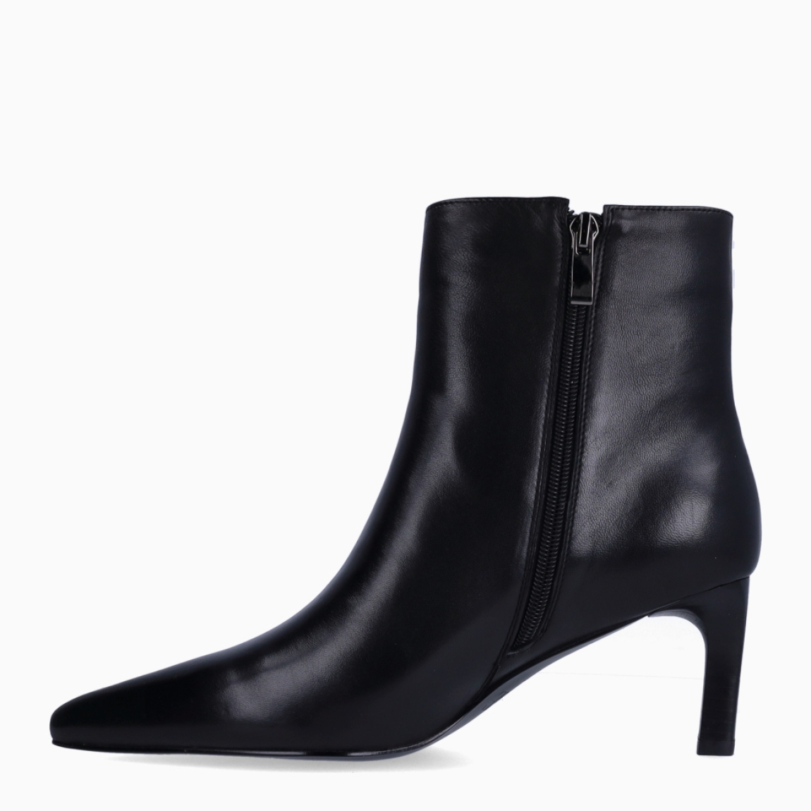 Botines de la marca Munné, modelo ARILA. Botines elaborados en napa color negro. Botines con punta lápiz y un tacón fino de 7cm de altura. Estos botines Munné tienen como cierre una cremallera. Botines Munné ARILA, son un complemento para tus looks con elegancia!