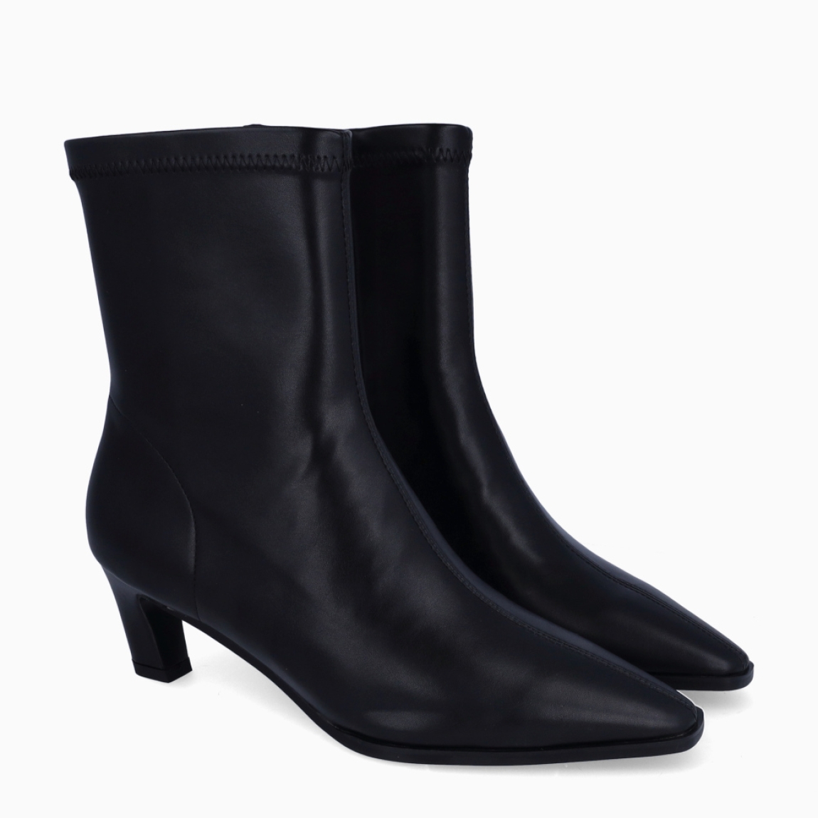 Botines de la marca Itse, modelo LATX. Botines elaborados en licra color negro con efecto liso. Botines con punta lápiz y un tacón fino de 5cm de altura. Estos botines Itse tienen como cierre una cremallera. Botines Itse LAXT, son un complemento para tus looks con elegancia!