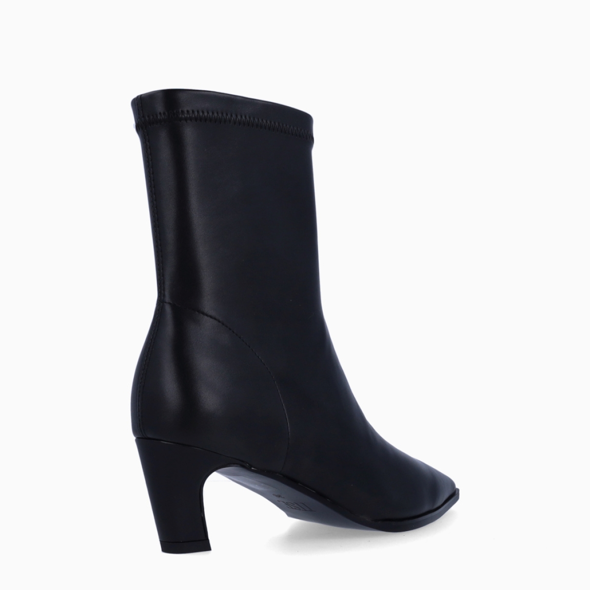 Botines de la marca Itse, modelo LATX. Botines elaborados en licra color negro con efecto liso. Botines con punta lápiz y un tacón fino de 5cm de altura. Estos botines Itse tienen como cierre una cremallera. Botines Itse LAXT, son un complemento para tus looks con elegancia!