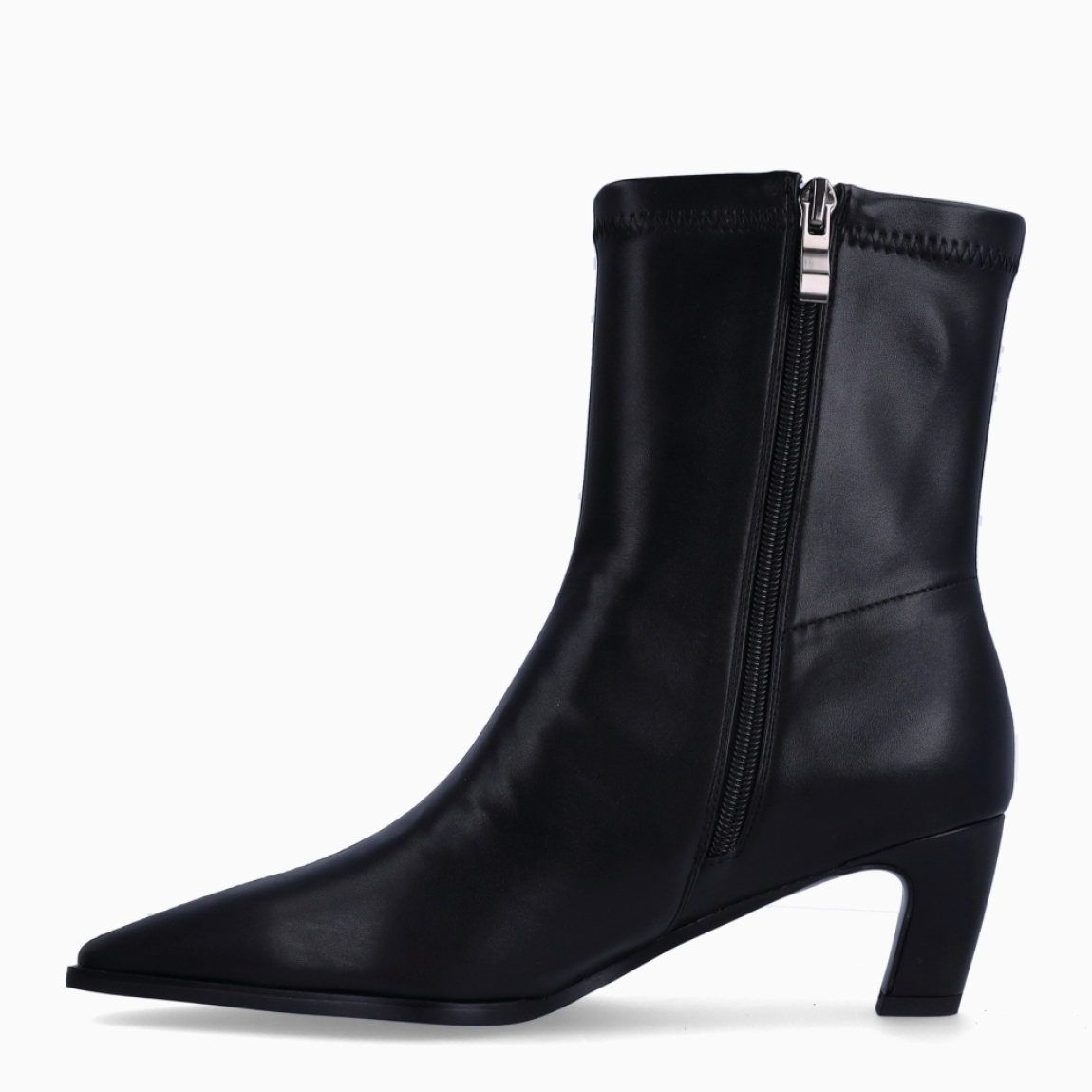 Botines de la marca Itse, modelo LATX. Botines elaborados en licra color negro con efecto liso. Botines con punta lápiz y un tacón fino de 5cm de altura. Estos botines Itse tienen como cierre una cremallera. Botines Itse LAXT, son un complemento para tus looks con elegancia!