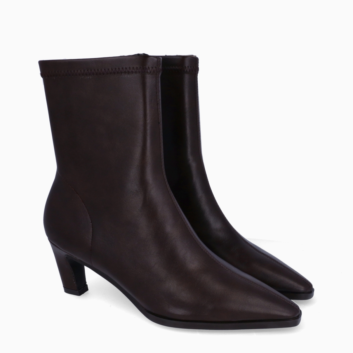 Botines de la marca Itse, modelo LATX. Botines elaborados en licra color marrón con efecto liso. Botines con punta lápiz y un tacón fino de 5cm de altura. Estos botines Itse tienen como cierre una cremallera. Botines Itse LAXT, son un complemento para tus looks con elegancia!